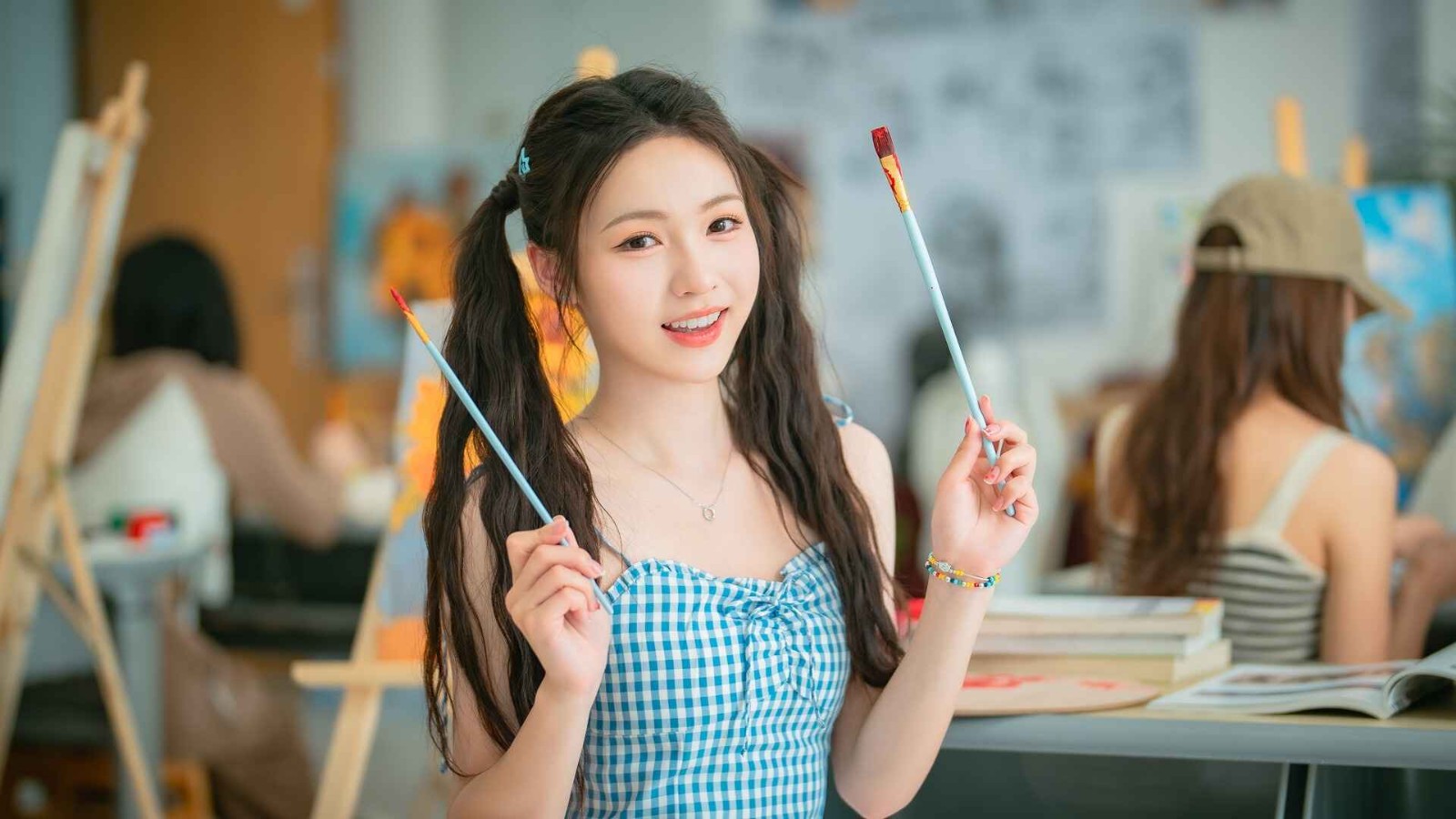 �군�ұ���Ů��Χ��֮ǰ����������