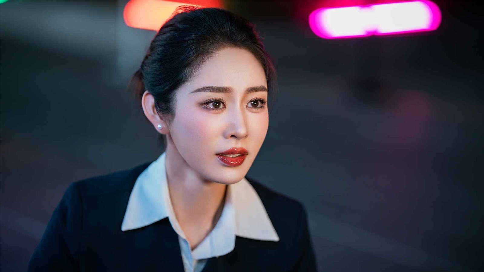 �군�ұ���Ů��Χ��֮ǰ����������
